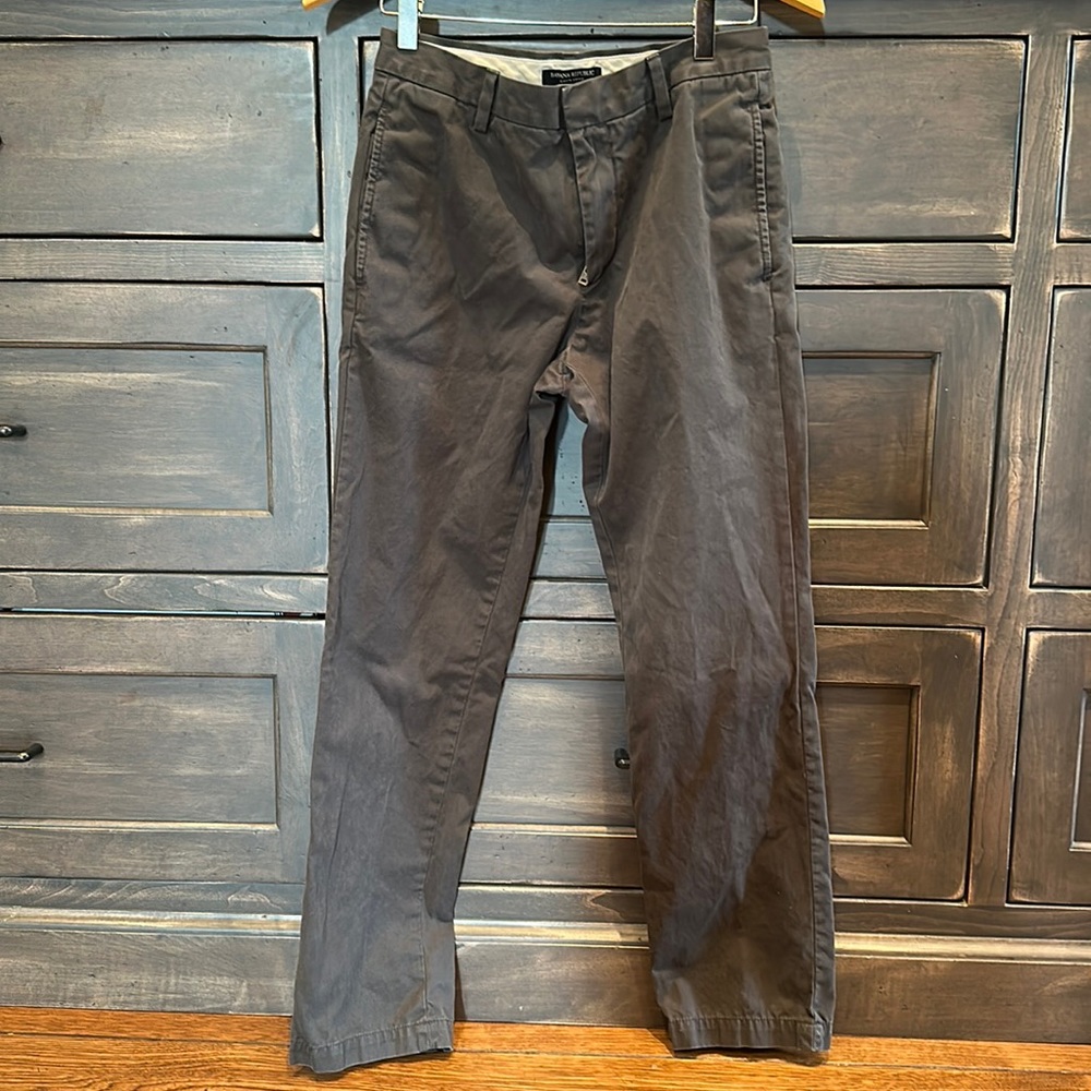 Men's Banana Republic grey Gavin Chino pant, size 28 waist